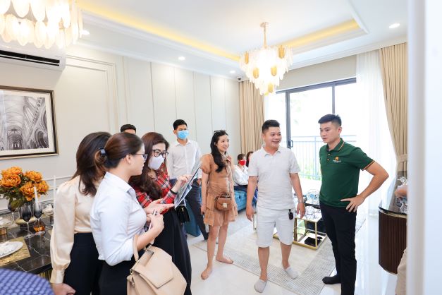 Khách hàng thích thú trải nghiệm căn hộ mẫu dự án Hanoi Melody Residences
