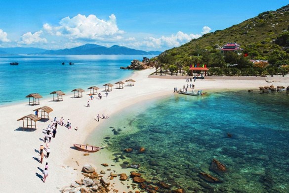 Điểm du lịch tại đảo Yến Hòn Nội trên vịnh Nha Trang. Ảnh: Xuân Ngọc
