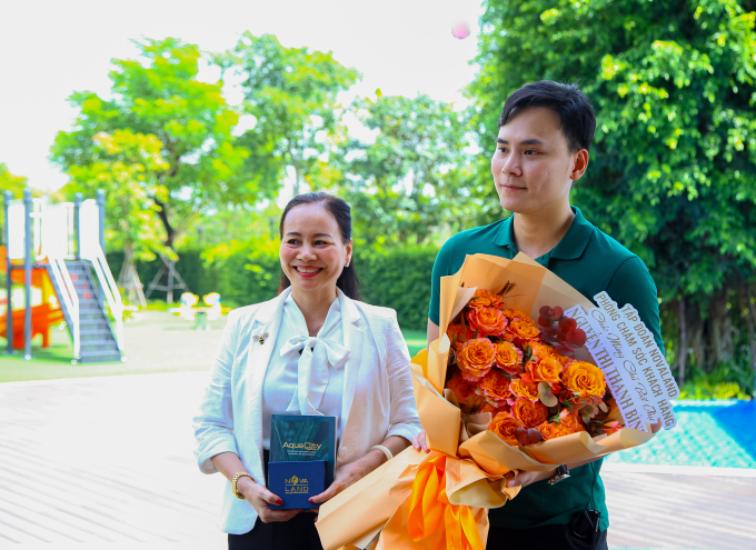 Gia đình anh cô Nguyễn Thanh Bình vui mừng trong ngày nhận bàn giao nhà.